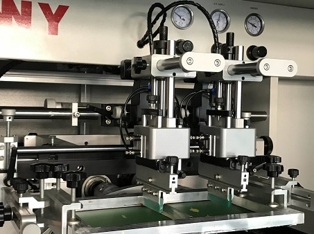 Maszyna do drukowania na ekranie z butelką z maskarą bez rejestru mechanicznego lub optycznego